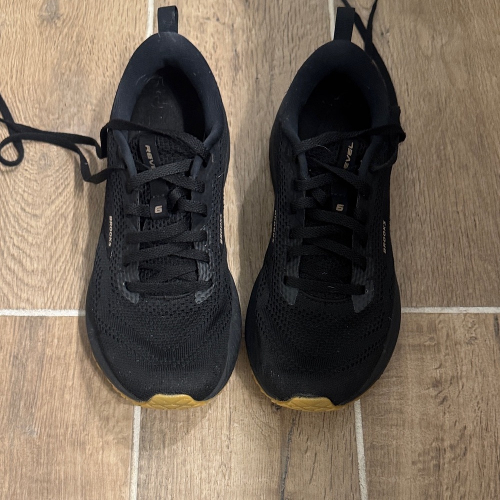 Black Athletic Shoes Brooks Revel 6  size 8 women’s